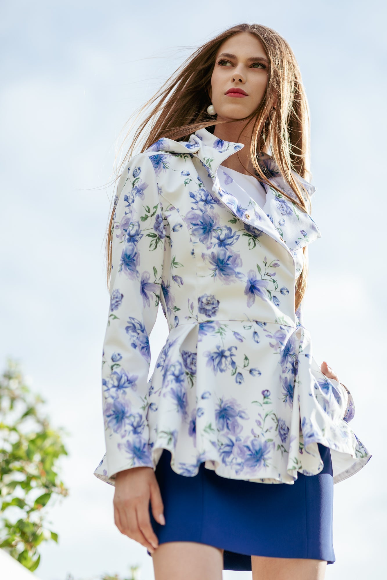 Double breasted short jacket in white and blue