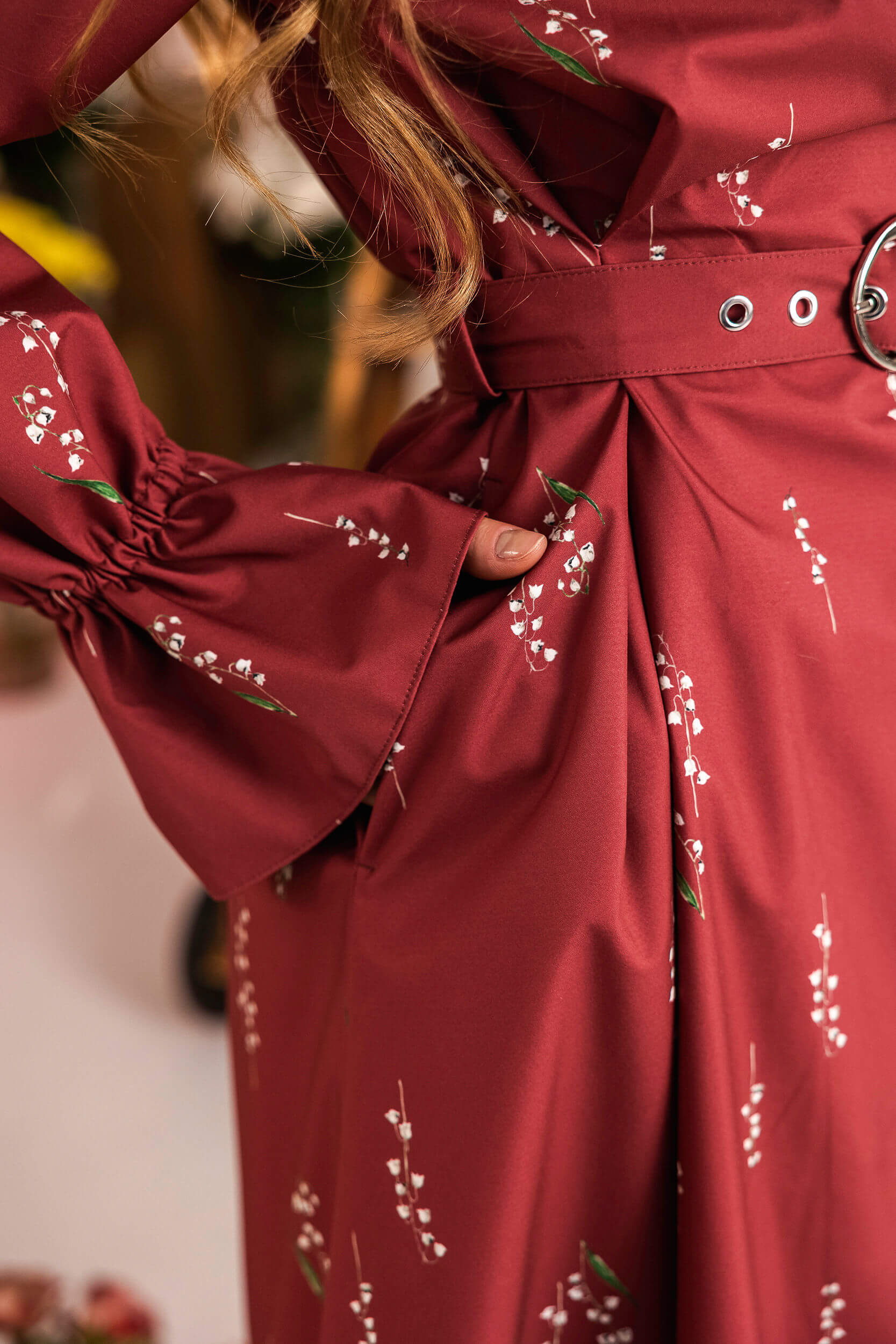 Elegant burgundy coat with voluminous ruffle sleeves