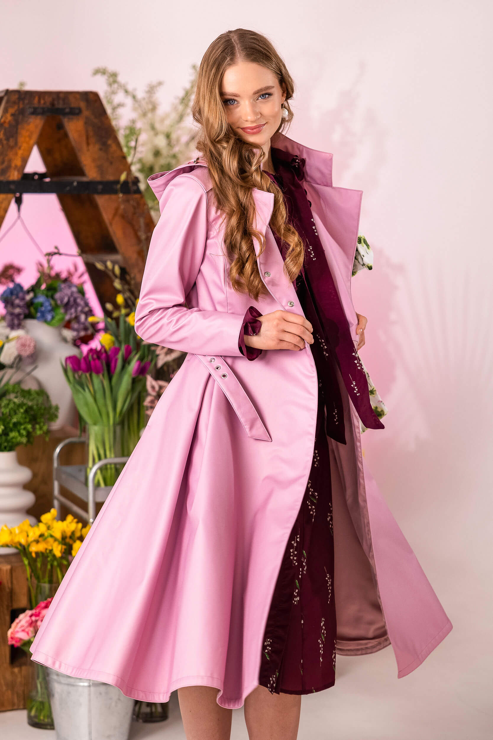 Feminine coat combining softness and protective design
