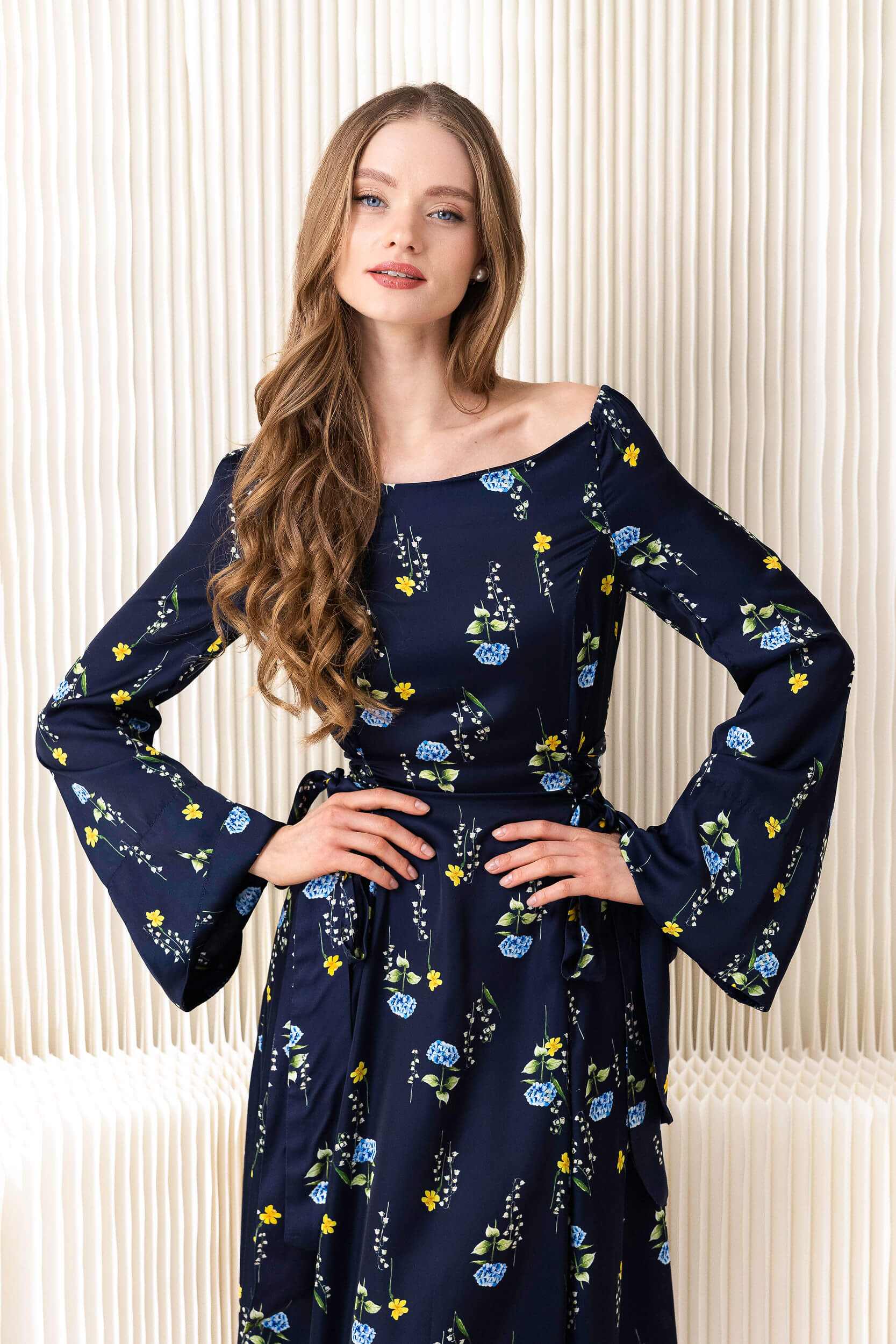 Floral-inspired dress with long flared sleeves and elastic shoulders