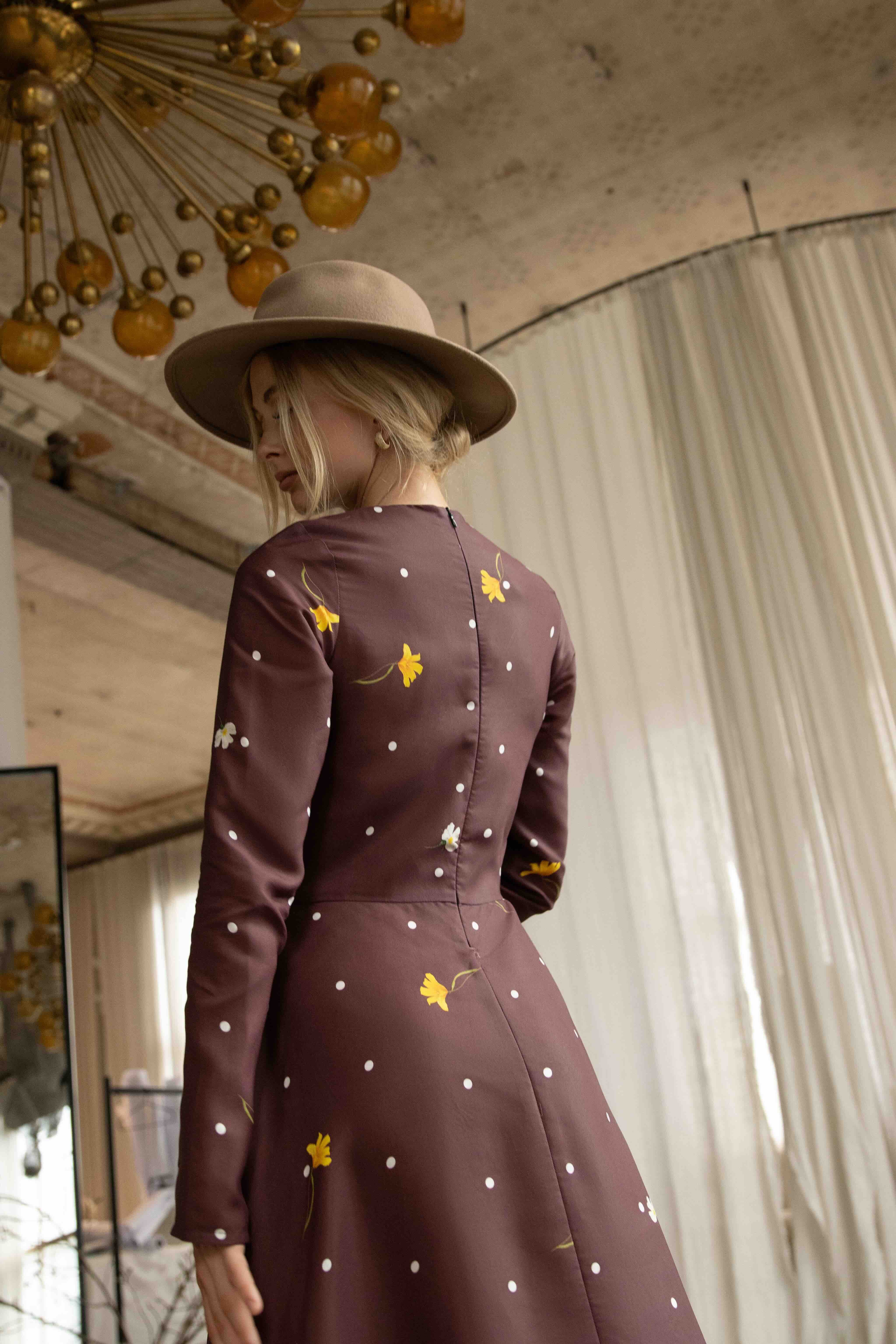 Vintage-style viscose satin dress with flattering fit-and-flare cut and elegant midi length for everyday elegance.