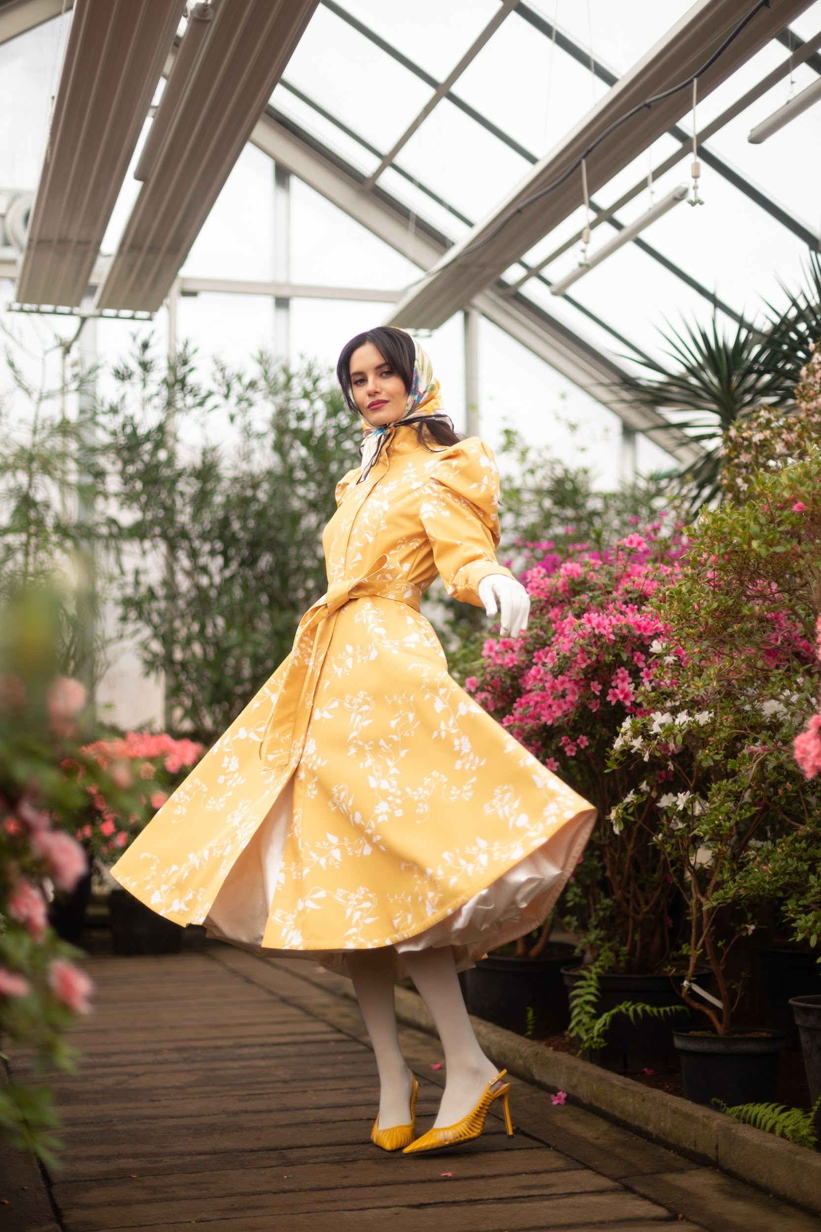 Fitted and flared coat in yellow 