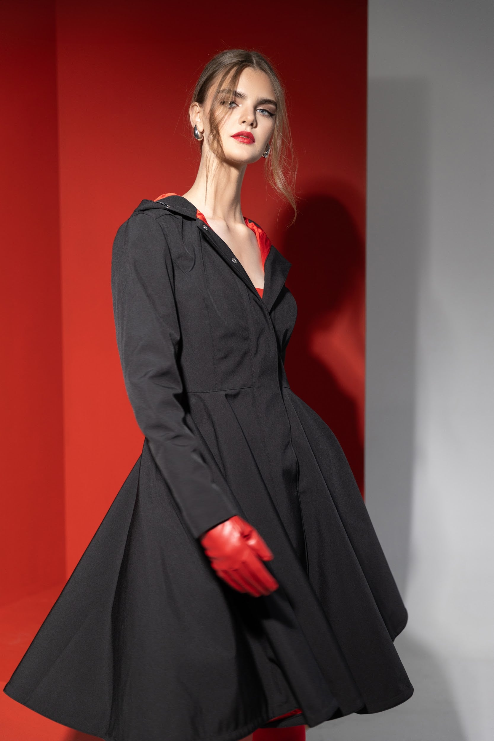 Fitted and flared solid black coat - Raven Red