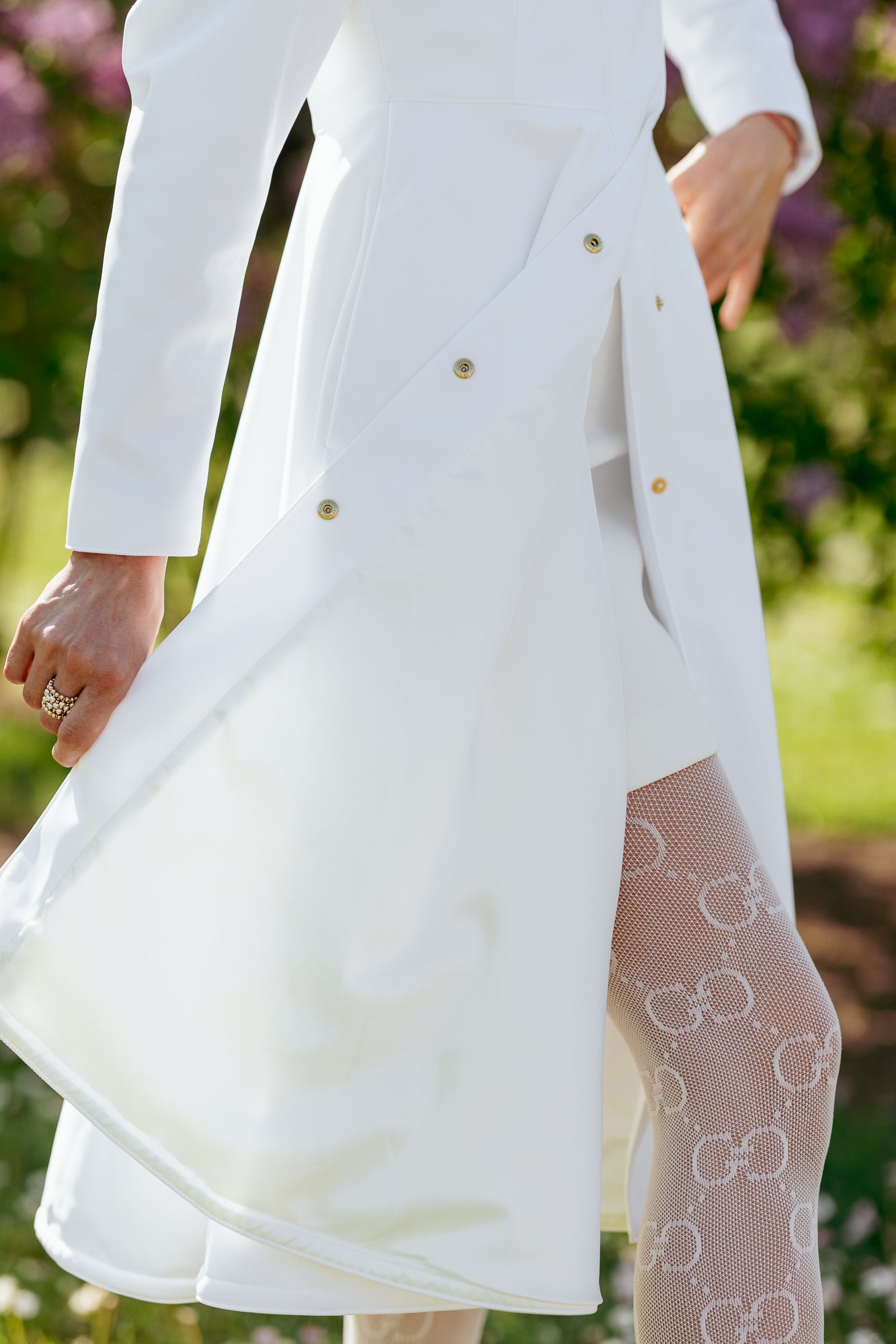 Open style for a majestic white coat