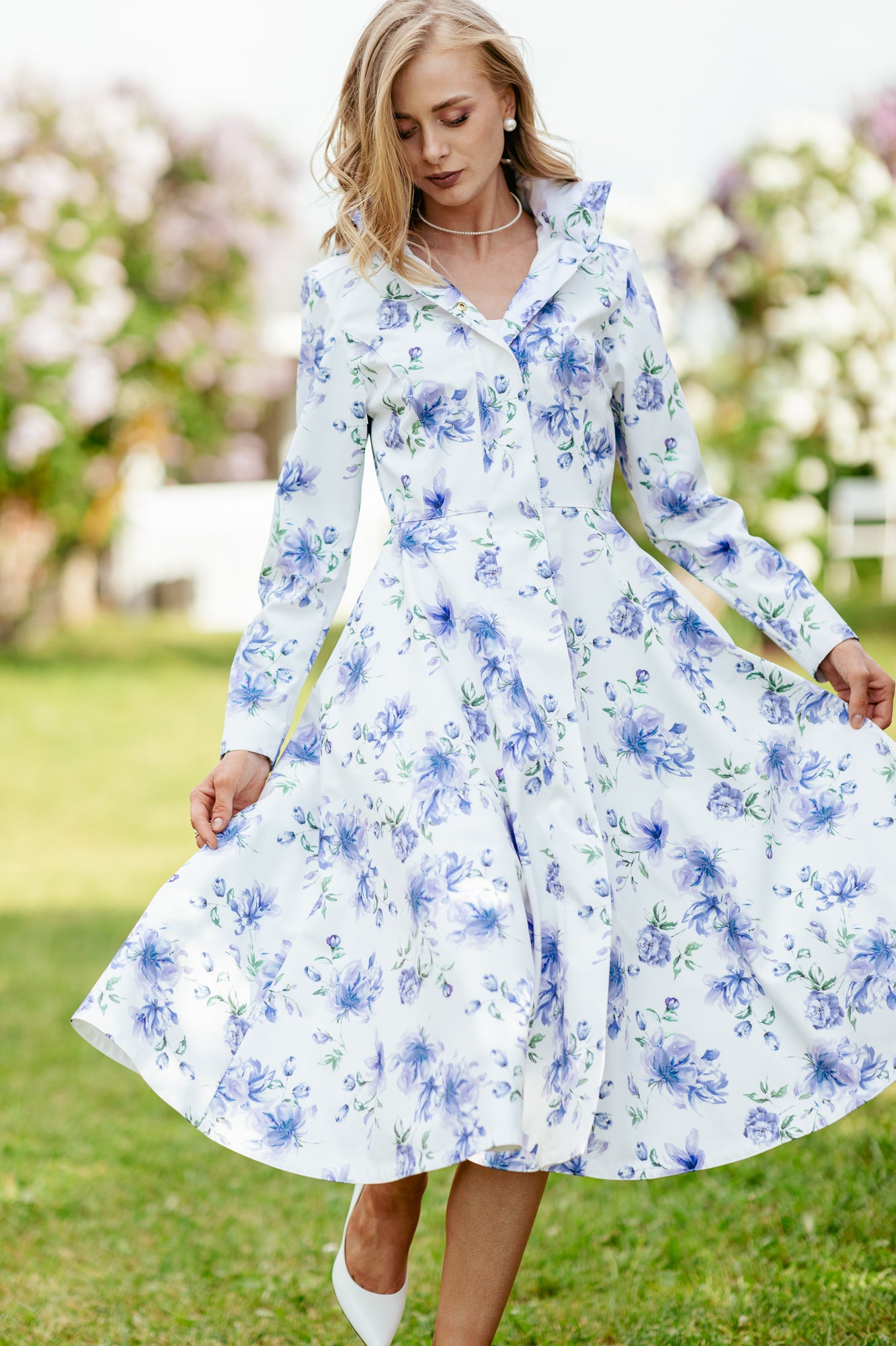 Fitted and flared coat with A-line skirt in white with blue flower print