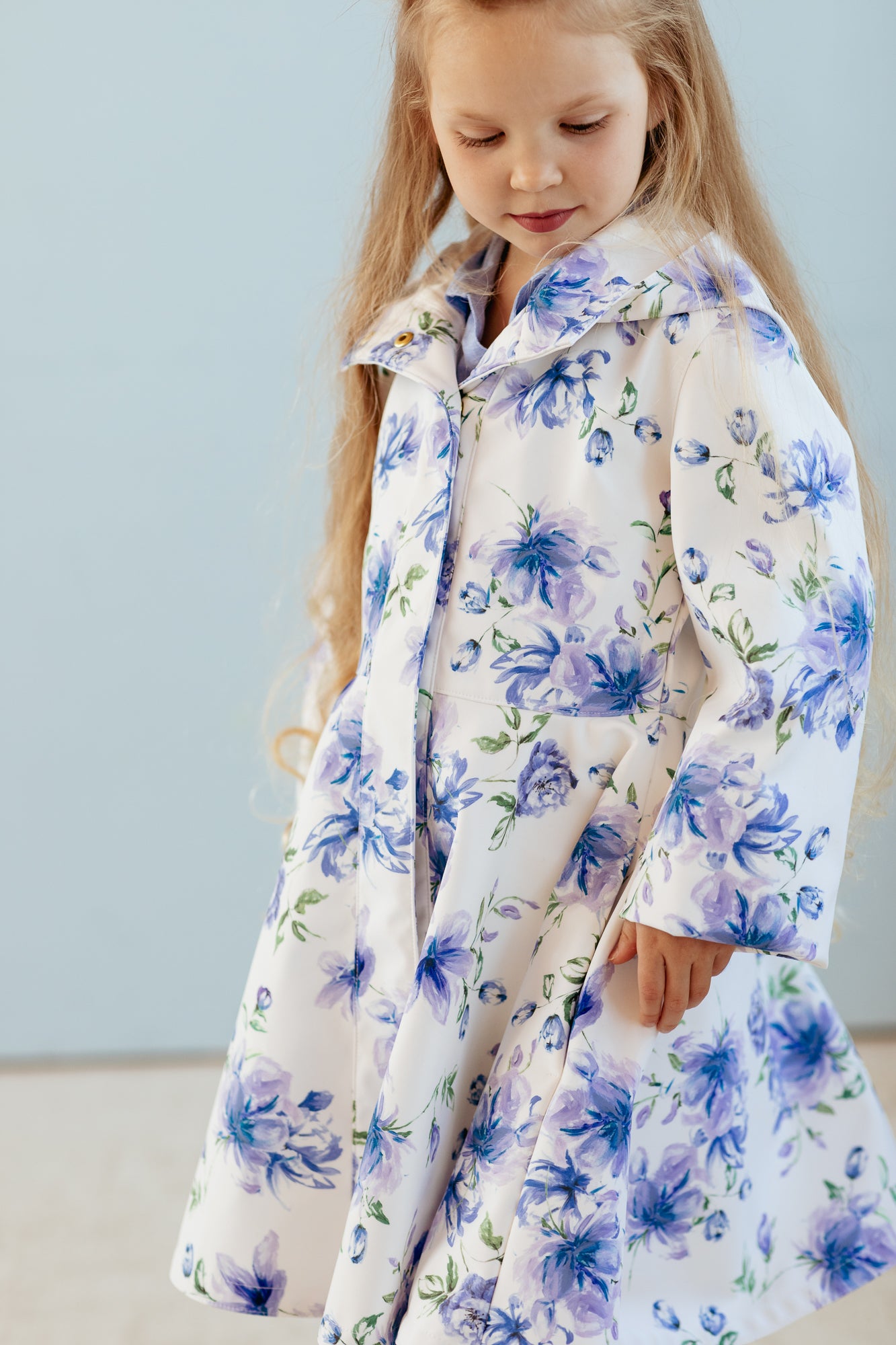 Fitted and flared coat for girls in white with floral print