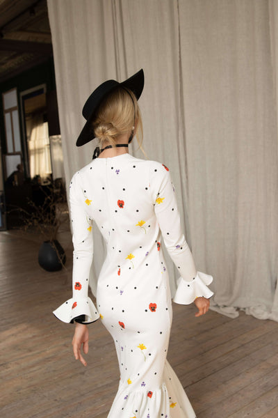 Slim-fitting floral and polka dot maxi dress in white viscose with long sleeves and ruffled hem, stylish and elegant for celebrations.