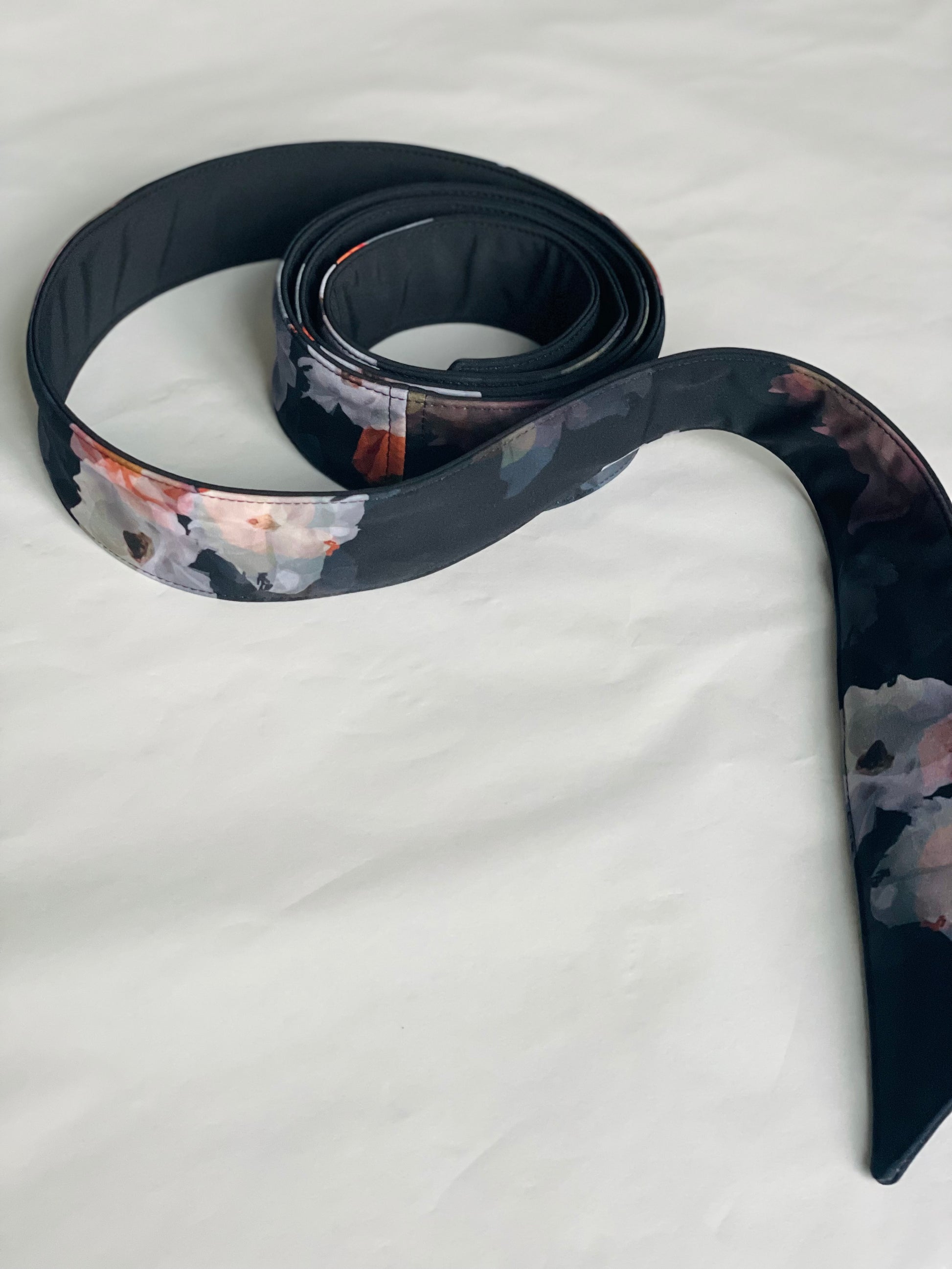 Black belt with beige flowers | Dark Anemone