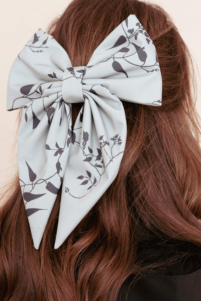 Hair bow with leaf pattern on a models head