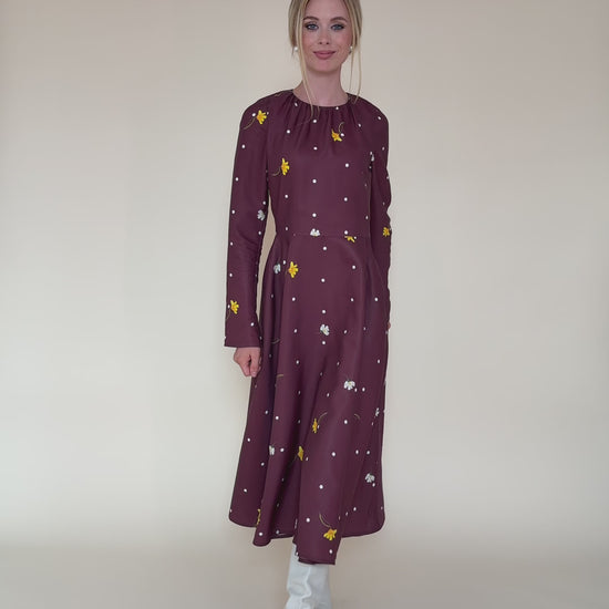 Vintage flare dress in a video. 