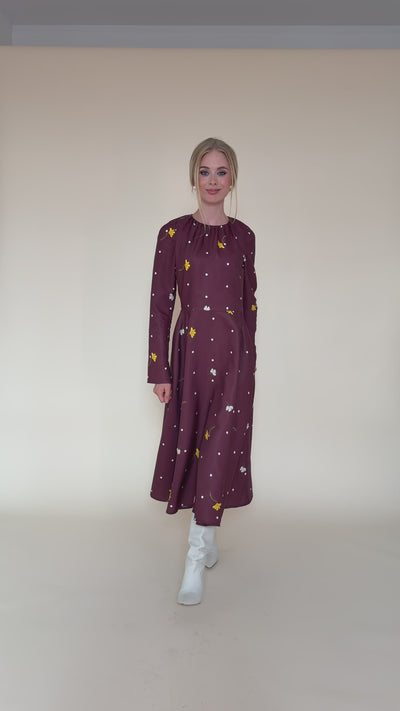 Vintage flare dress in a video. 