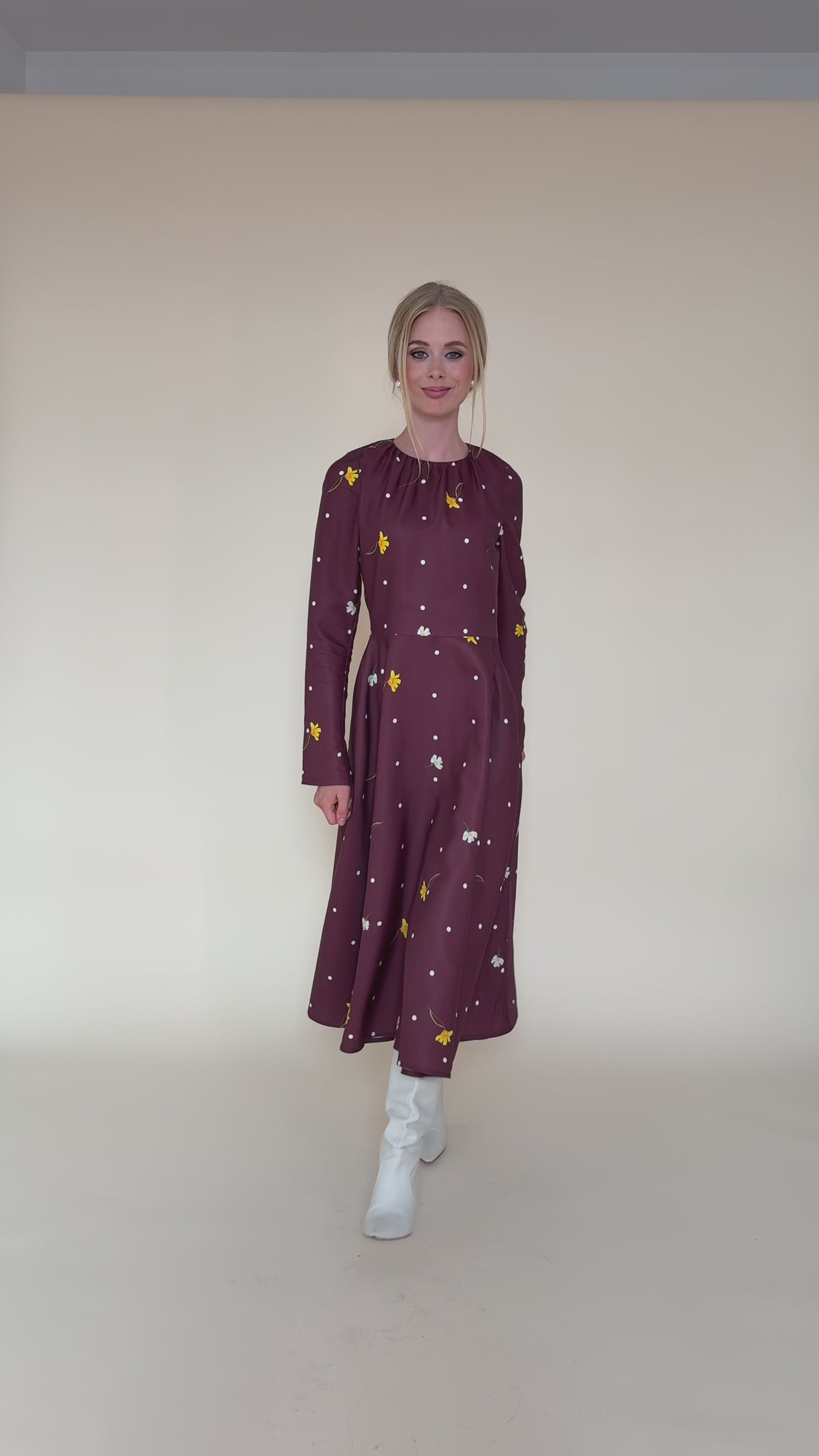 Vintage flare dress in a video. 