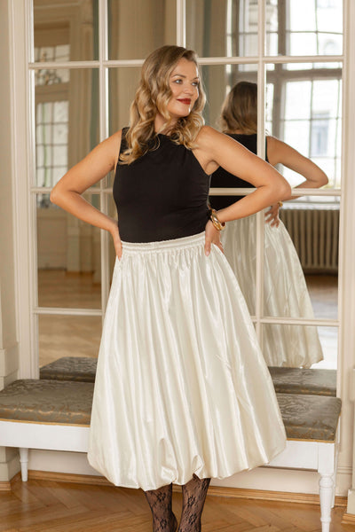 Cotton-viscose off-white balloon midi skirt for women, featuring discreet pockets, adjustable waistband, and a versatile design for layering or standalone wear.