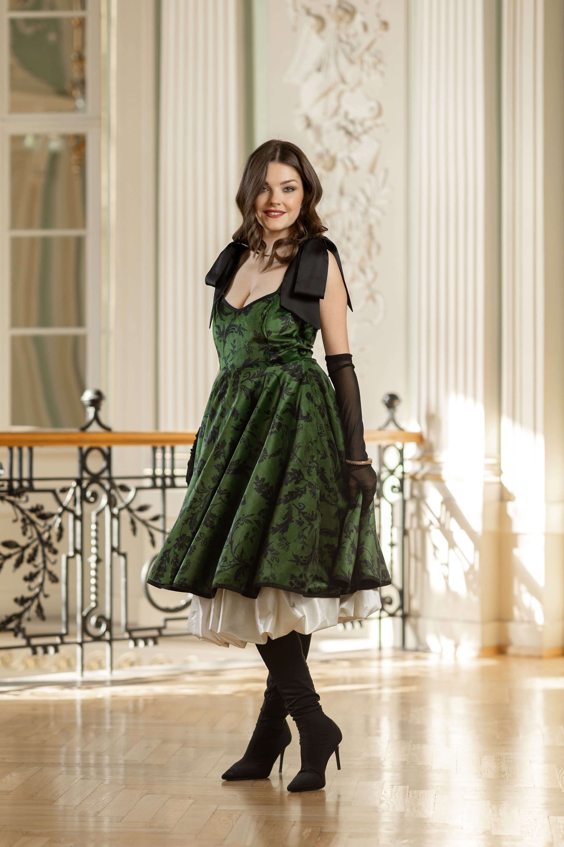 Knee-length off-white women’s skirt with adjustable waist drawstring, balloon shape, hidden pockets, and soft cotton-viscose fabric.