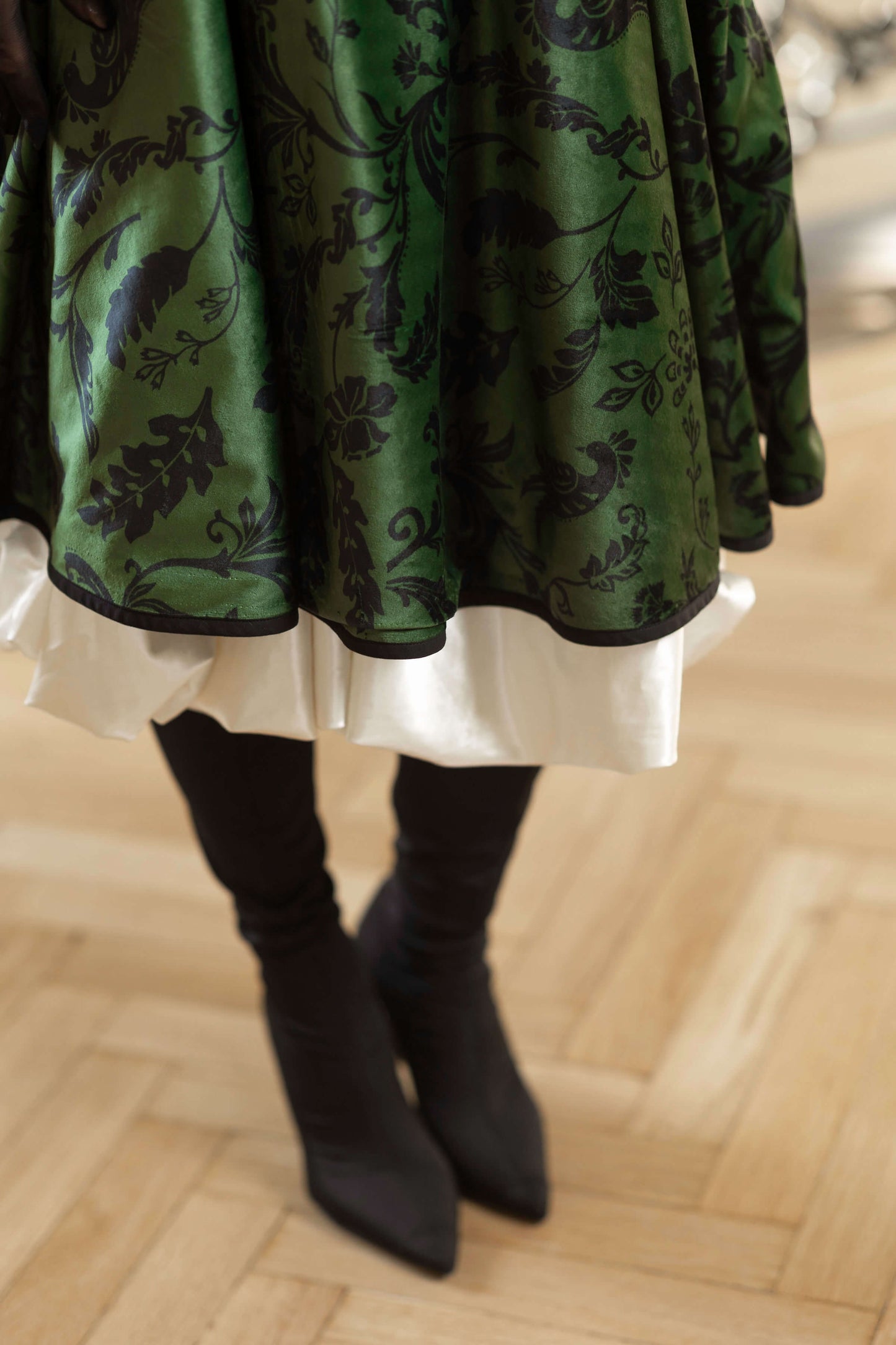 Off-white layering skirt for women with knee-length balloon design and discreet pockets, perfect to wear alone or under dresses and coats.