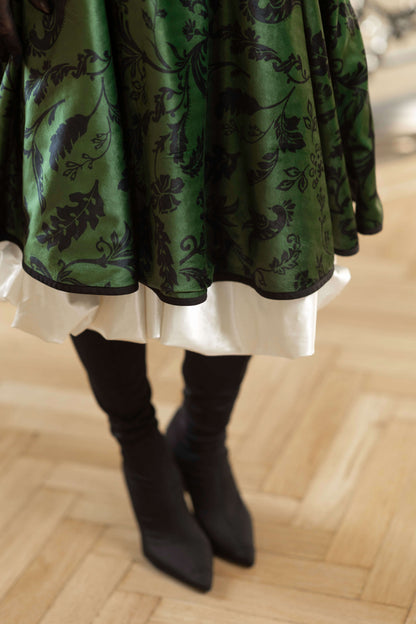 Off-white layering skirt for women with knee-length balloon design and discreet pockets, perfect to wear alone or under dresses and coats.