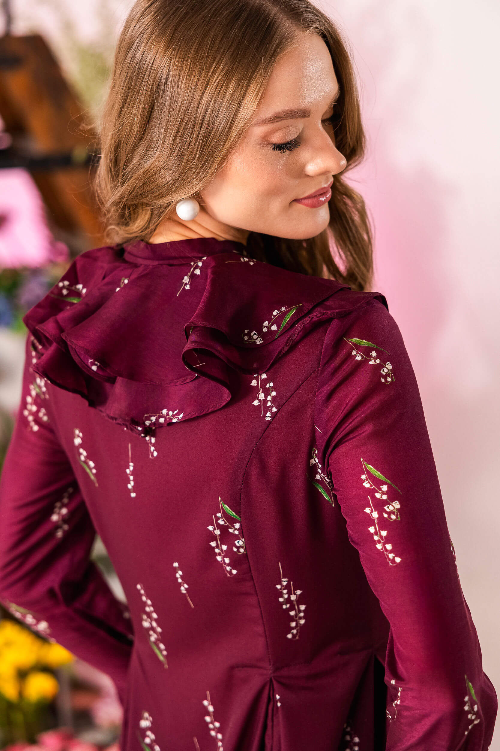 Elegant long sleeve midi dress with voluminous sleeves