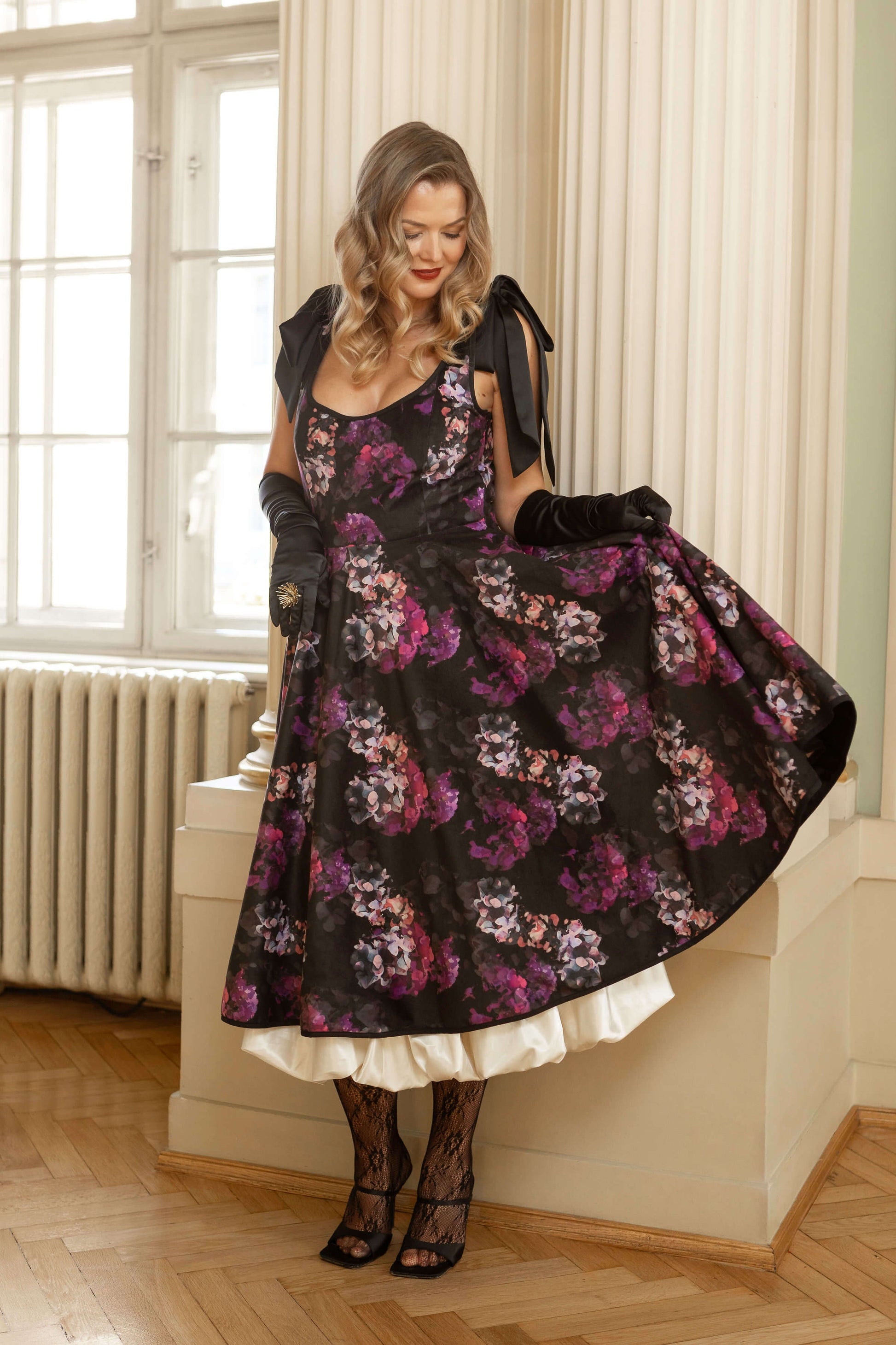 Women’s off-white midi skirt with balloon shape, invisible side pockets, and soft cotton-viscose fabric, flattering every figure and perfect for layering.