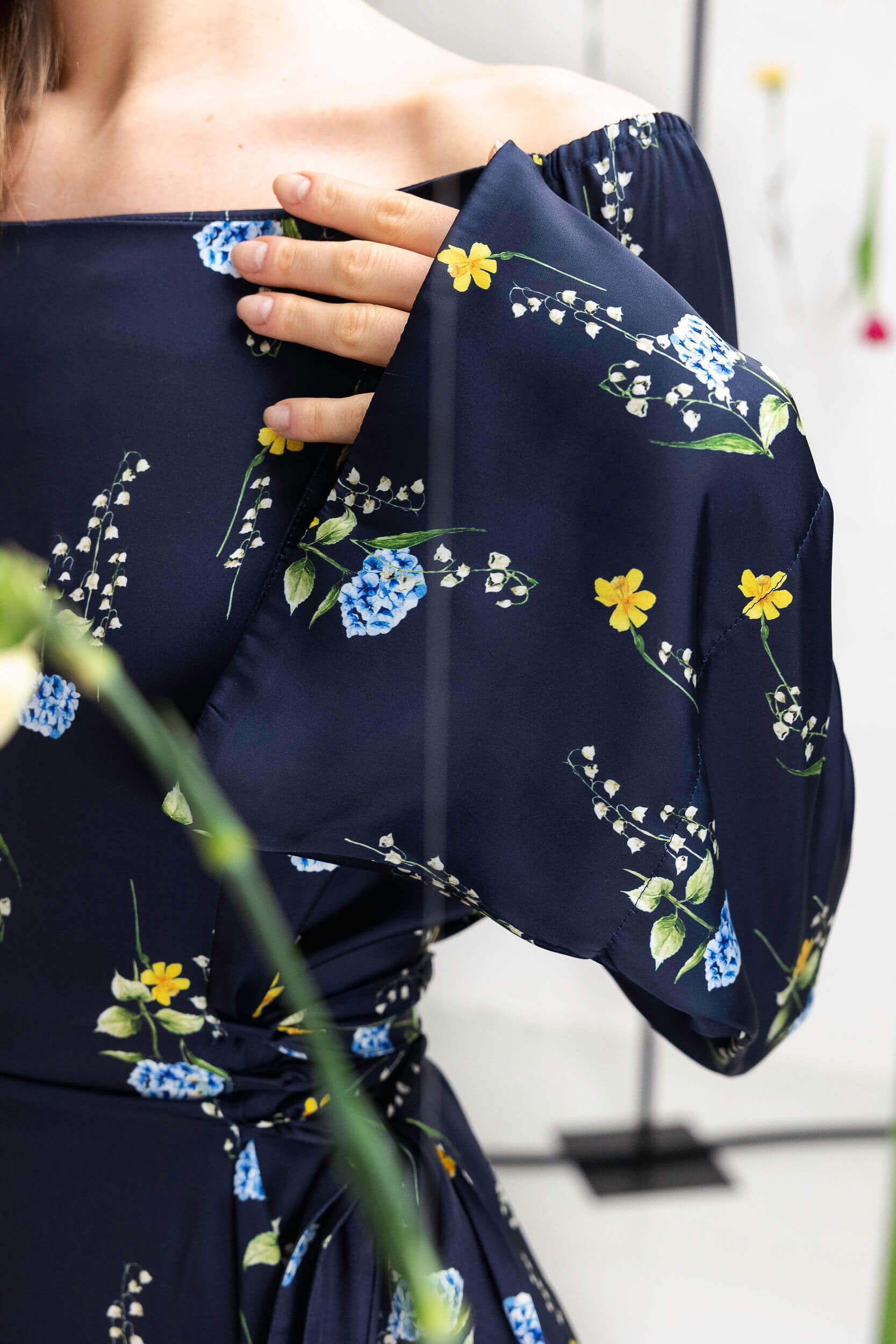 Comfortable and flexible open-shoulder dress for women