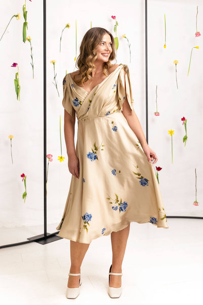 Elegant midi dress with hydrangea print and tied-look shoulders