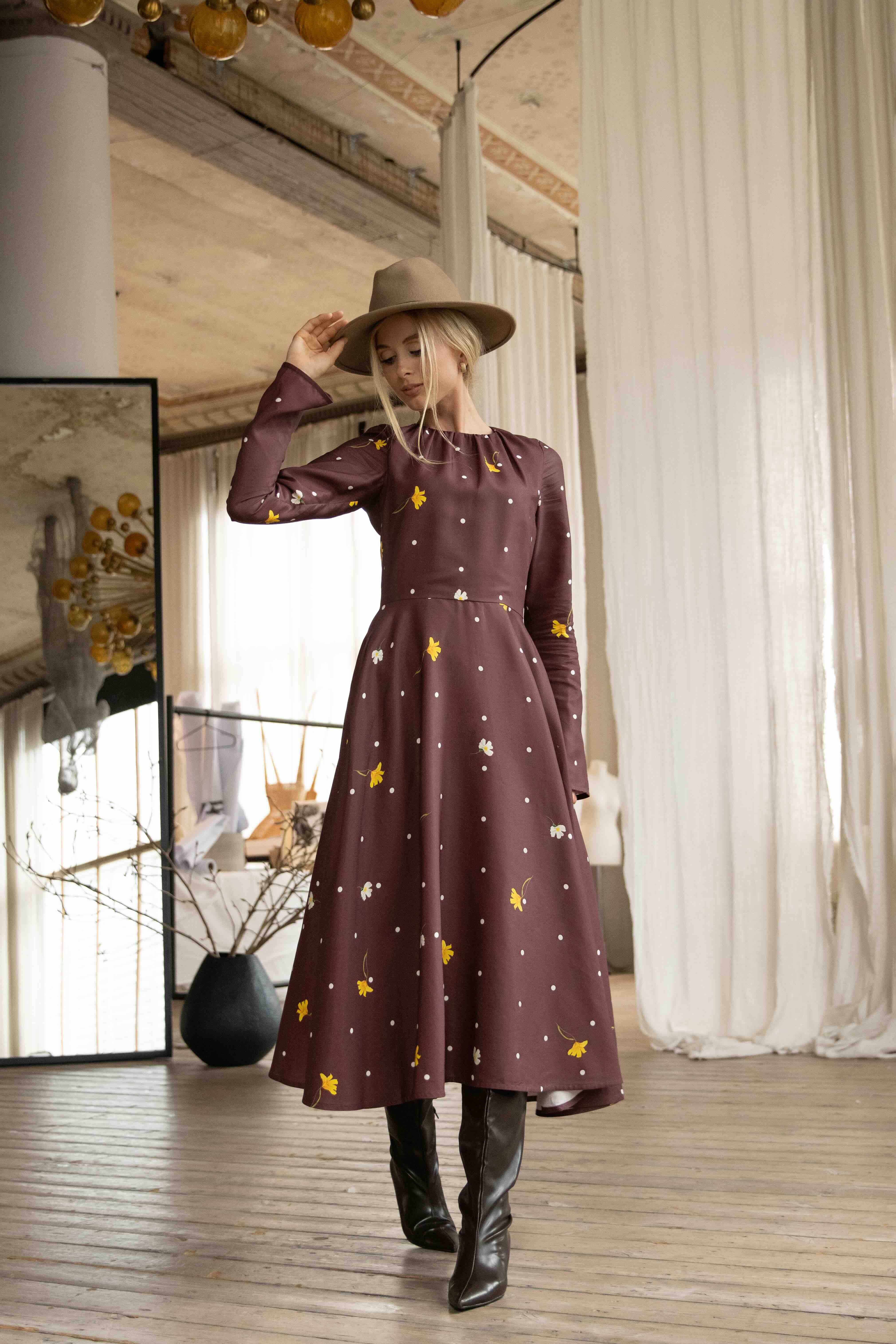 Charming retro-style midi dress in brown viscose satin with delicate floral accents and flared skirt.