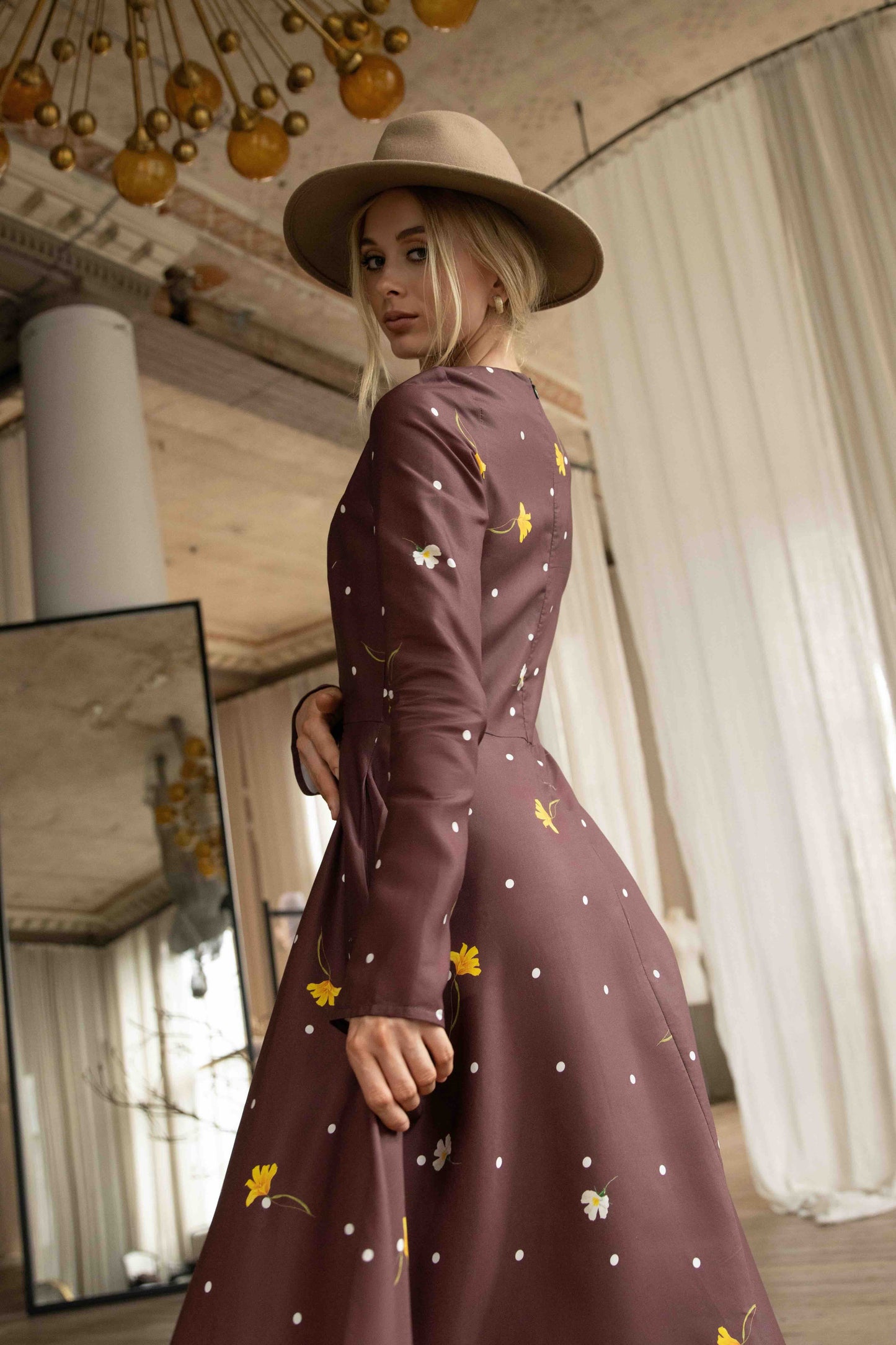 Flattering fit-and-flare midi dress in brown with floral polka dot details, combining vintage charm and comfort.