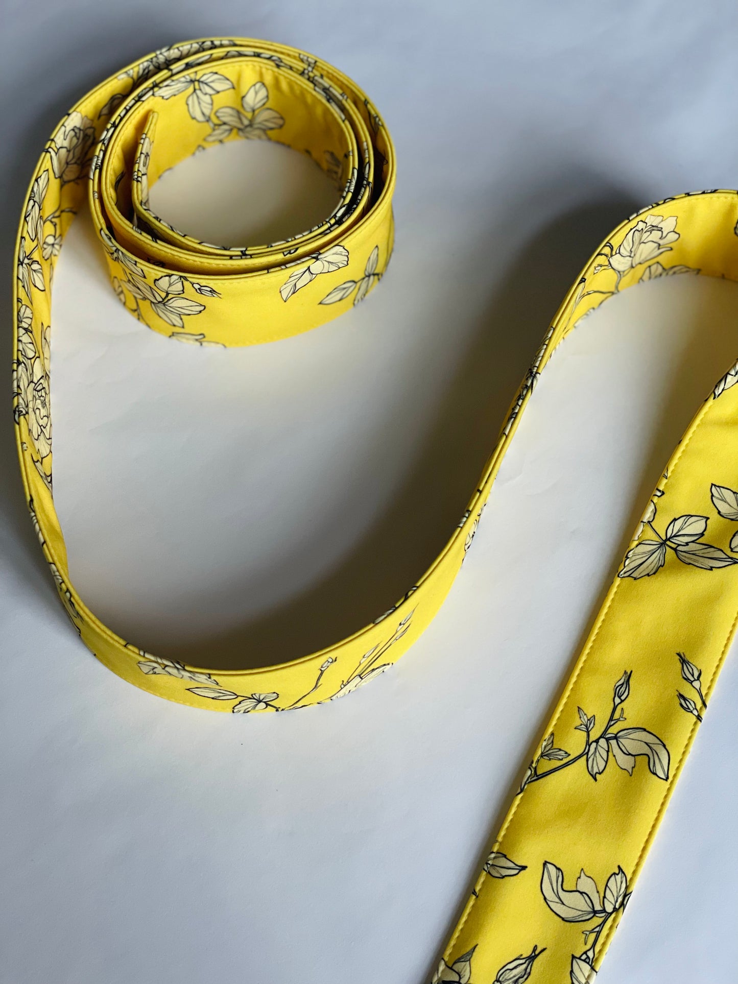 Yellow belt with off-white rose print | Wild Rose