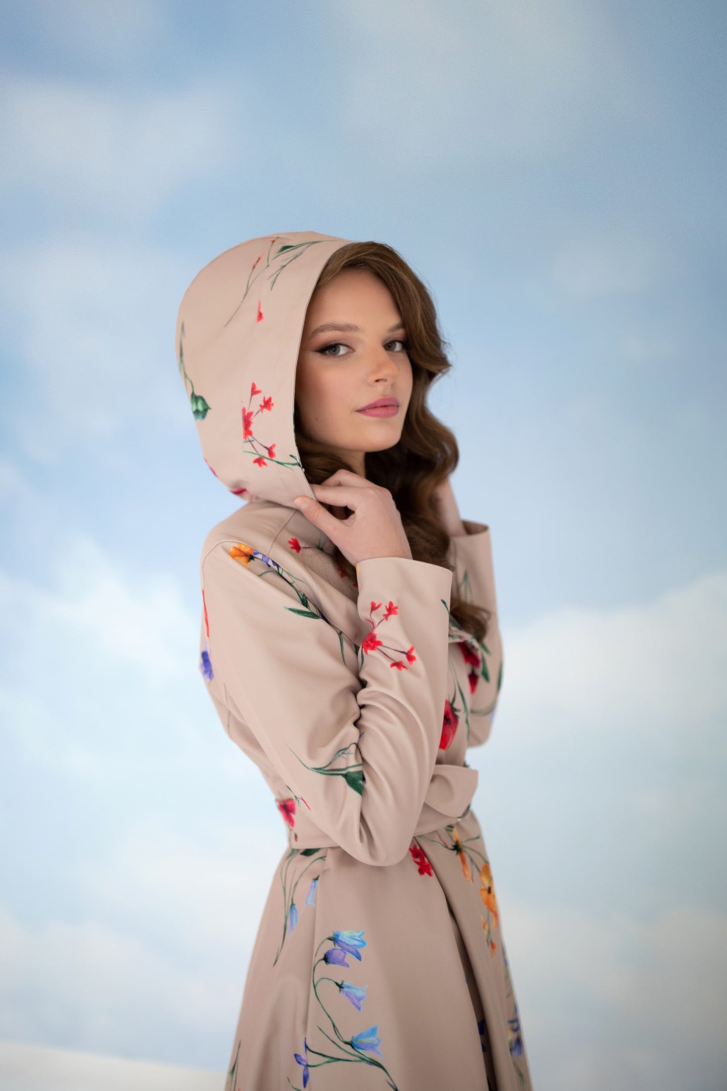 Hooded beige trench coat with flower print and belt