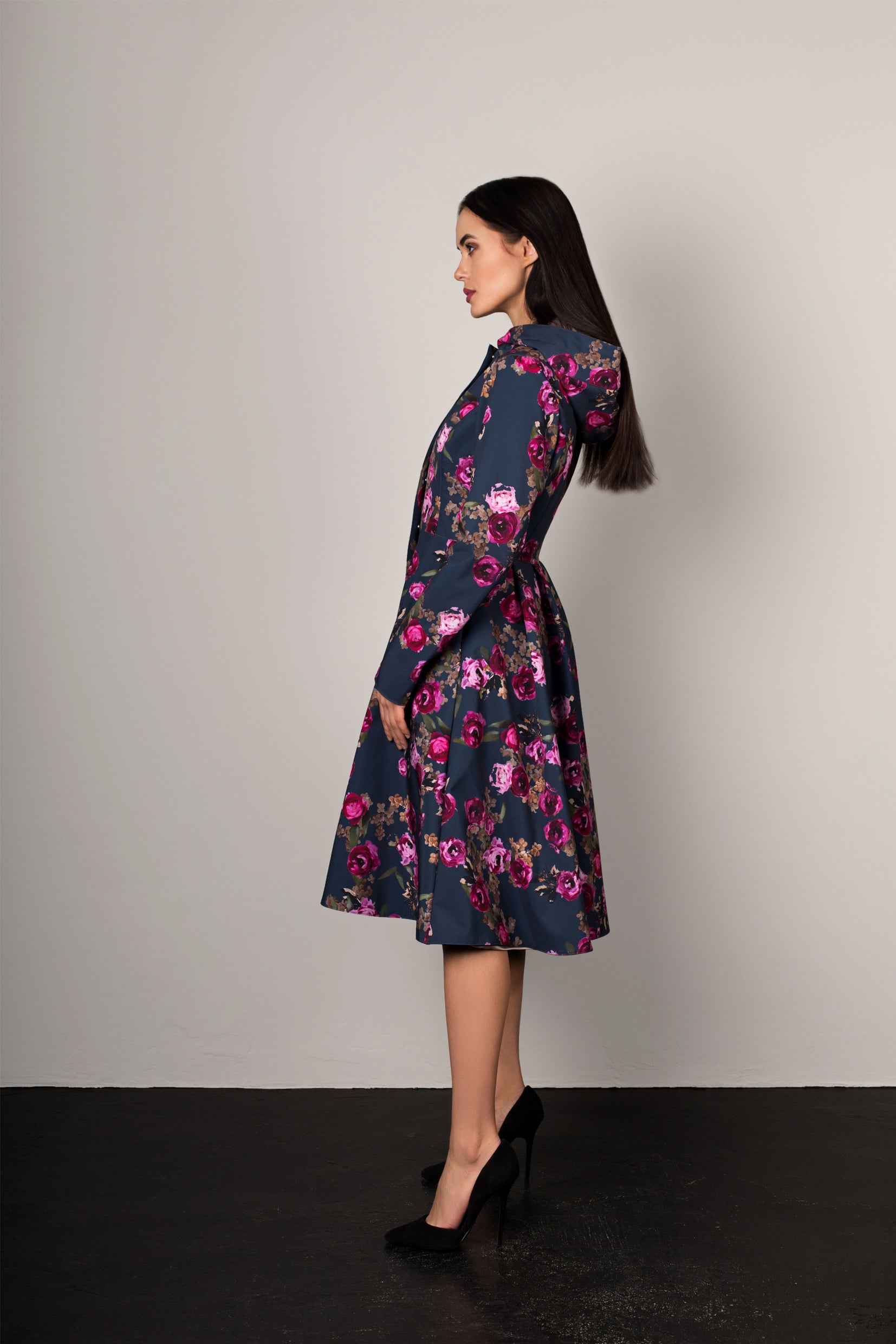 Fitted and Flared Women's Coat with pleating on the back of the skirt part