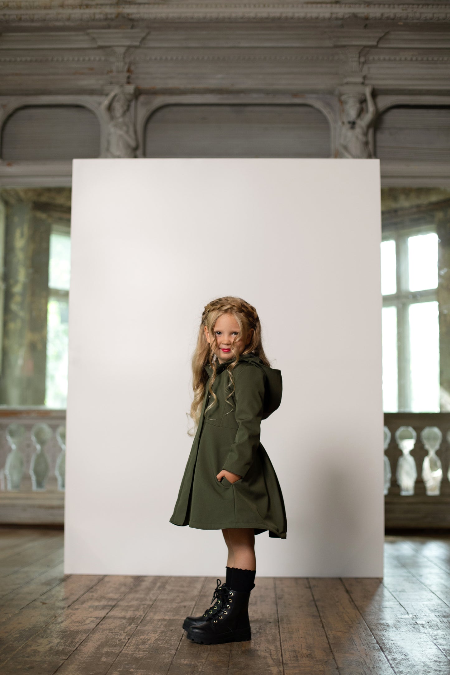 Hooded fitted and flared girls' raincoat with pleated back